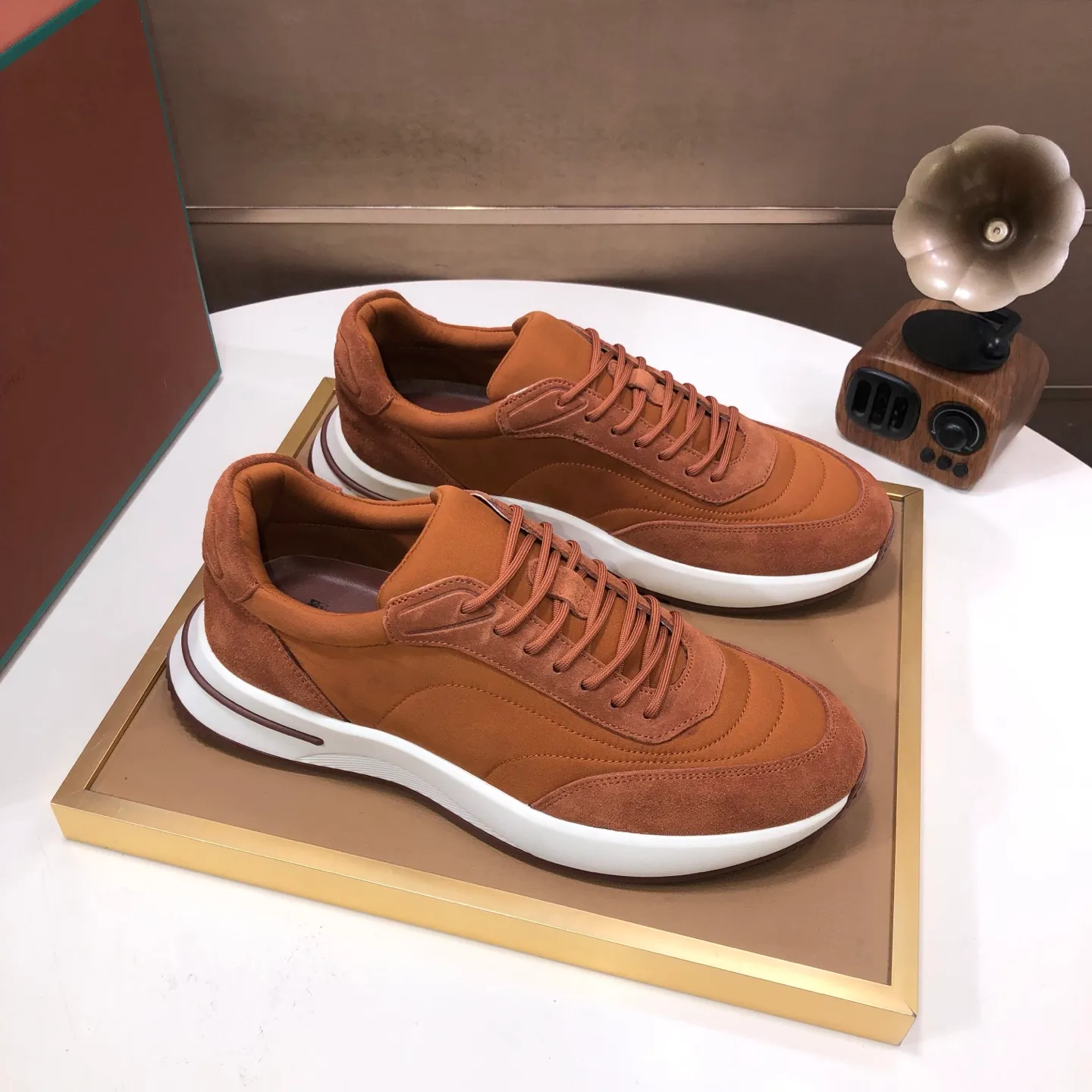 Men's shoes 💰600💰[𝐥𝐨𝐫𝐨 𝐏𝐢𝐚𝐧𝐚] lp classic loafers, an Italian treasure brand, the only brand that can match Hermès! Only after wearing it do we realize that we cannot let down our feet. The upper is imported cashmere, the lining of water-dyed cowhide ➕ the cowhide feet, the official original glass rubber outsole, and the pendant. Exclusive original packaging (tag ➕ brand paper ➕ outer box ➕ hand bag) code number: 38-45